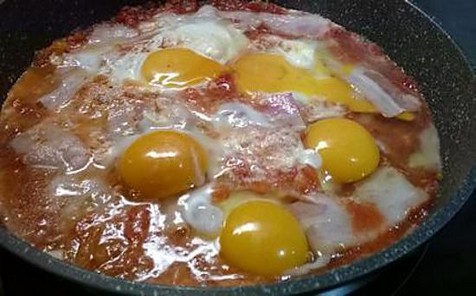 recettes corses, Oeufs à la tomate et au lard