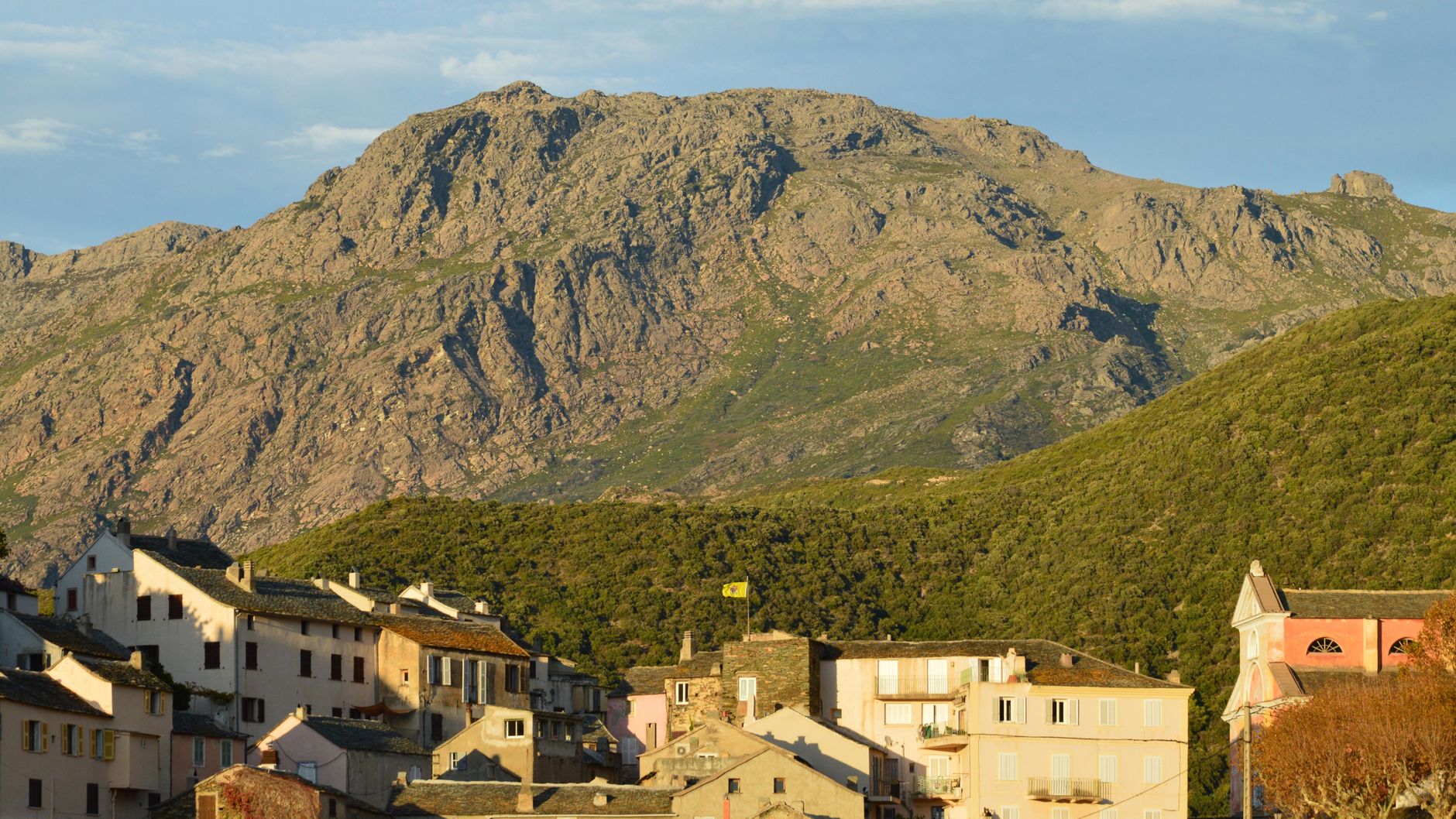 Village de Nonza entre montagne et littoral